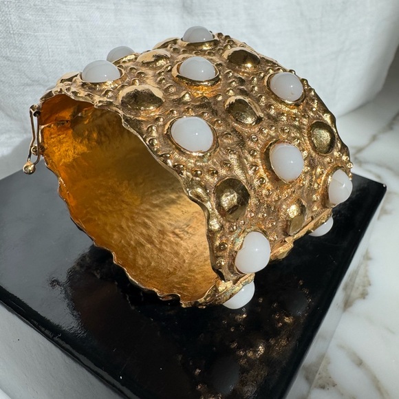 CHANEL Vintage Gold Cuff Bracelet – 1993 Collection ✨ - Picture 9 of 10